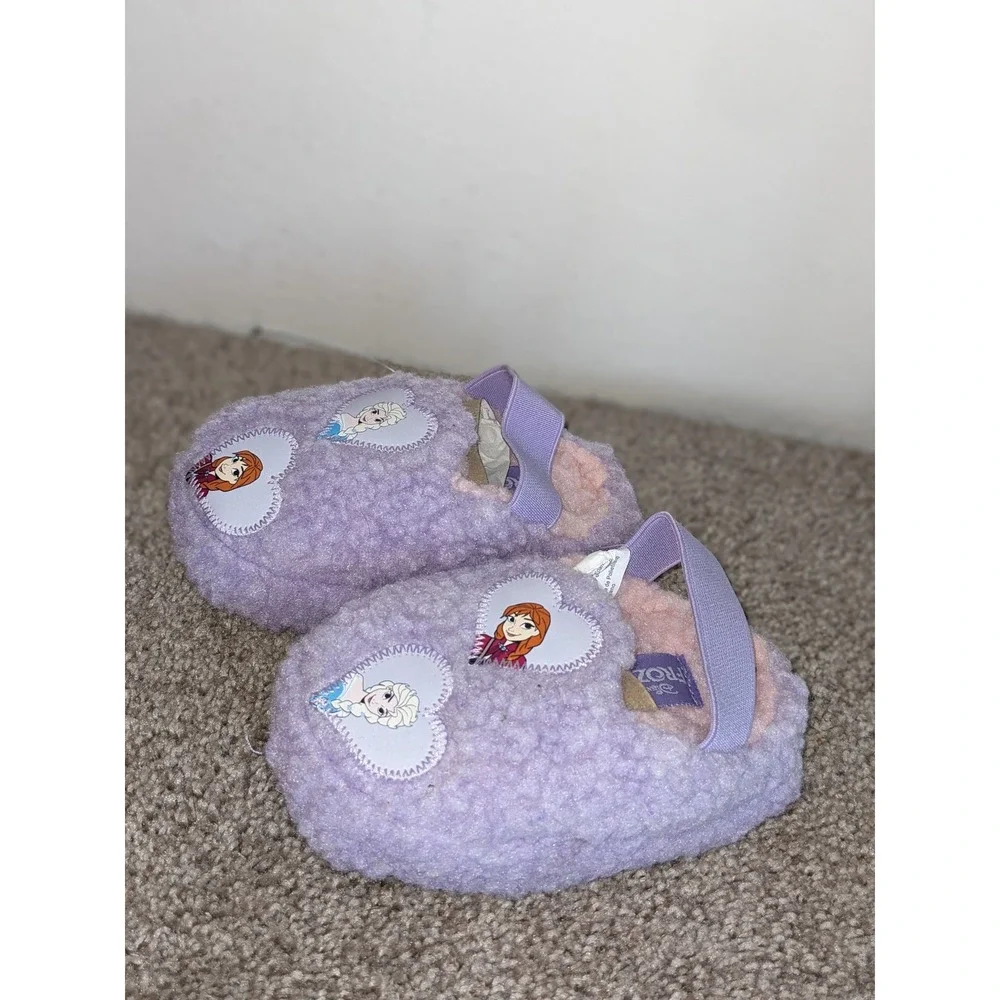 Disney Frozen Anna Elsa‎ Slippers Purple Fuzzy Heart Detail Kids Size 5/6 NEW